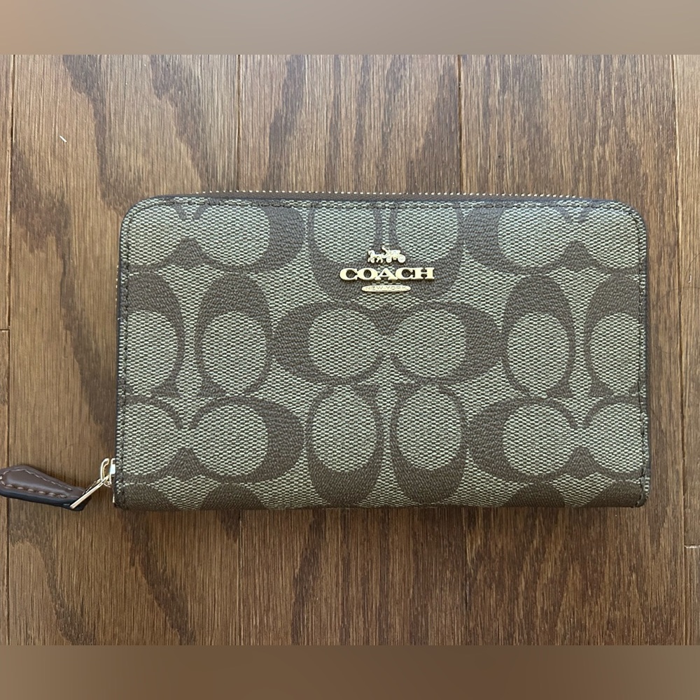 Coach Medium ID Zip Wallet in Signature Canvas